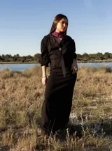 Camisa marrón con lunares blancos, corte clásico, cuello camisero, mangas 3/4 abullonadas y lazo ajustable en la cintura.