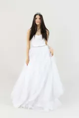 Vestido blanco de corsé con falda de tul adornada con lunares bordados.