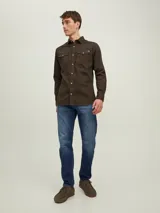 Jean azul de tiro medio y corte tapered, con diseño clásico de cinco bolsillos y cierre con botón.