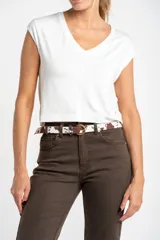 Remera blanca de viscosa con cuello en V y corte al cuerpo.