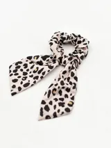 Colero con estampado animal print color beige y negro, con lazo.