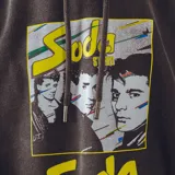 Canguro negro con capucha, de corte oversize, con estampa frontal de Soda Stereo.