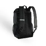 Mochila Puma negra con logo blanco estampado en el frente, bolsillo frontal con cierre, bolsillo lateral de red, correas acolchadas ajustables y capucha impermeable oculta en la parte superior.