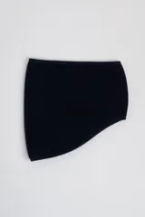 Cuello de polar doble, color azul marino por un lado y gris oscuro por el otro.