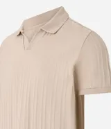 Camisa polo de hombre color beige, confeccionada en tejido jacquard con textura vertical. Tiene cuello polo con escote en V, manga corta y corte regular.