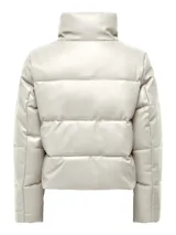 Chaqueta puffer color blanco hueso, con cuello alto, cierre frontal con cremallera y bolsillos laterales.