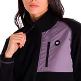 Campera polar de mujer Caterpillar, color negro con detalles en lila. Cuenta con cierre frontal, bolsillo en el pecho con cierre y bolsillos laterales.
