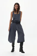 Bermuda de lino con estampado de cuadros en tonos azul marino y blanco.