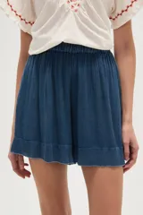 Short azul de viscosa con cintura elastizada y corte holgado.