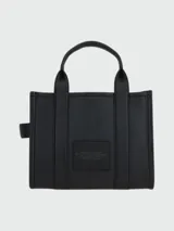 Bolso tote pequeño de cuero color negro, con doble asa corta y correa lateral. Estampado frontal con el nombre de la marca y el tipo de bolso.