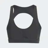 Top deportivo Adidas negro de soporte medio, con espalda abierta y perforaciones para mayor transpirabilidad. Cuenta con almohadillas removibles y está fabricado con materiales reciclados.