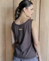 Musculosa blanca con cuello en V y costuras a contratono.