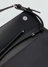 Bolso negro tipo bandolera con efecto piel, múltiples ranuras, tamaño mediano, cierre de solapa con botón a presión, cierre de cremallera y forro interior.