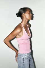 Top negro de cuello halter con escote pico y tiras finas en la espalda.