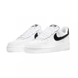 Zapatillas Nike Air Force 1 color beige con detalles en crema, suela blanca y base color caramelo.