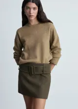 Sweater marrón claro de punto con cuello redondo y mangas largas.