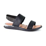 Sandalias bajas negras con dos tiras anchas sobre el empeine y una tira elástica trasera. Suela de goma con cámara de aire transparente.