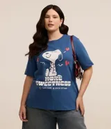 Remera azul de algodón con cuello redondo y mangas cortas. Estampa frontal de Snoopy con la frase 'More Sweetness. Take care of each other' y corazones.
