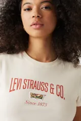Remera de algodón color crudo, corte clásico, con logo Levi Strauss & Co. estampado en el pecho en color rojo.