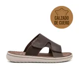 Sandalia de cuero color tostado con tira ajustable y suela de goma antideslizante, ideal para el uso diario.
