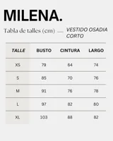 Vestido corto negro de lycra, con abertura lateral y cadena dorada en la cintura.