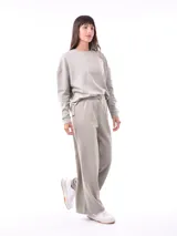 Pantalón negro de corte ancho y tiro alto, con cordón ajustable en la cintura.