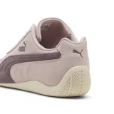 Championes Puma Speedcat OG color rosa claro con detalles en gris oscuro.