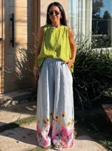 Pantalón palazzo de lino color celeste con cintura elastizada y estampado floral en el ruedo.