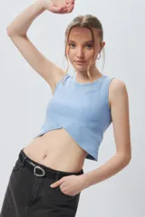 Top cropped sin mangas de corte asimétrico, ajustado al cuerpo, realizado en textil lavado.