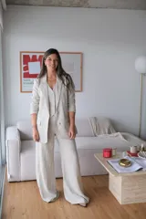 Pantalón de lino color beige, de corte palazzo y tiro alto.