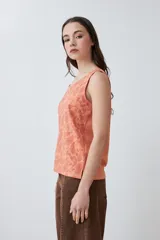Musculosa color durazno con estampado paisley en relieve.