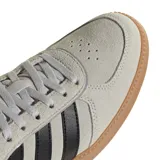 Championes Adidas Breaknet Sleek de mujer, color gris claro con detalles en negro y suela color caramelo. Confeccionados en gamuza sintética con las tres tiras clásicas de Adidas en los laterales.
