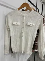 Sweater blanco de punto con detalle de botones y diseño de trenzado, de manga larga y ajuste regular.