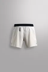 Shorts deportivos color verde oliva confeccionados en tejido técnico ligero y elástico. Cuenta con forro interior, cintura elástica ajustable con cordón, bolsillos laterales, bolsillo de seguridad en espalda con cierre de cremallera, bajo con aberturas laterales y logo estampado en la pierna.