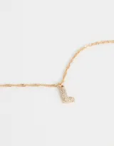 Cadena corta dorada con dije de la letra A cubierto de strass.