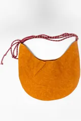 Bolso marrón con forma de media luna y asa de soga trenzada en rojo y blanco.