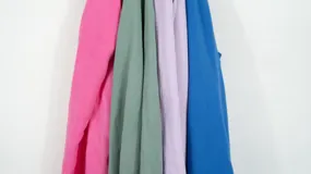 Musculosa negra con breteles elásticos finos y escote en V pronunciado.