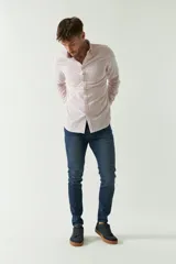 Camisa celeste de manga larga para hombre, con logo bordado y fit slim. Confeccionada en 100% algodón.