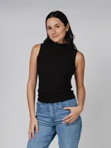 Blusa sin mangas negra, confeccionada en tejido de crêpe elástico, con cuello alto tipo mock con detalle fruncido.