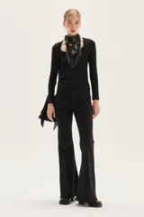 Top de manga larga color beige, confeccionado en tela de lurex, con calce al cuerpo y escote cuadrado.