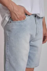 Bermuda de jean celeste claro con corte a la rodilla.