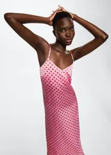 Vestido midi de satén rosado con estampado de lunares marrones, tirantes finos cruzados en la espalda y espalda descubierta.