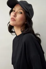 Remera negra de corte cuadrado con cuello redondo y mangas cortas con dobladillo.