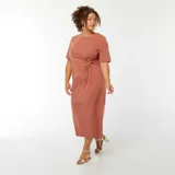 Vestido midi color ladrillo, de corte recto y mangas cortas, con detalle de nudo en la cintura.
