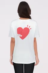 Remera celeste de algodón, de corte holgado, manga corta y cuello redondo.