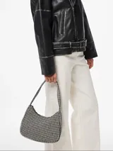 Cartera de hombro con estampado pata de gallo en blanco y negro, correa para el hombro y cierre de cremallera. Incluye bolsillo interno con cierre, forro de algodón y detalles en poliéster con acabado suave.