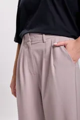 Pantalón estilo carrot negro, con cintura alta y corte recto, ideal para un look formal.