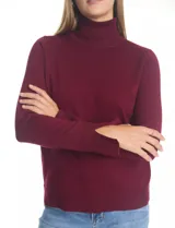 Polera tejida en hilado fino color verde oscuro, de manga larga con tajo en el puño y cuello alto.