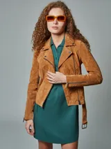 Campera biker de gamuza color marrón, con cierre frontal asimétrico y detalle de hebilla en la cintura.