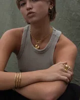 Collar plateado con cadena de eslabones y dije circular texturizado.